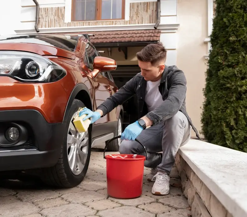 Lavage auto à domicile Saint-Maur-sur-le-Loir : professionnel intervenant sur un véhicule